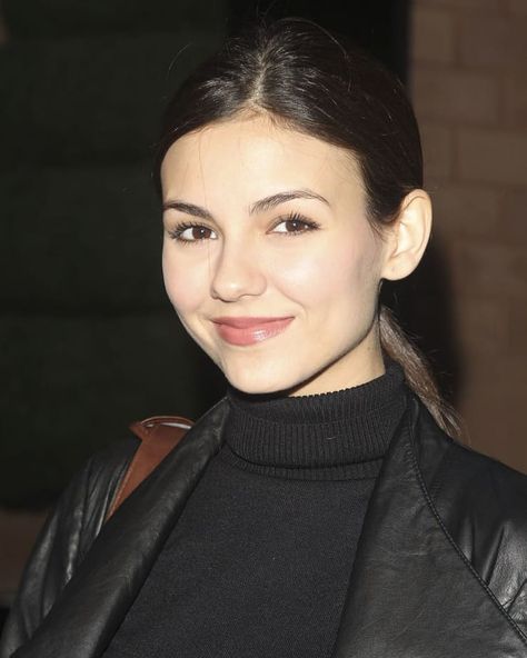 Roman Fan VICTORIA JUSTICE on Instagram: ““I can say I hate makeup. I love that natural shine, color, complexion that stays forever. After all, you can do without make-up, isn't…” Forever After All, Madison Reed, Victoria Justice, All You Can, You Can Do, Beauty Makeup, I Can, Make Up, Models