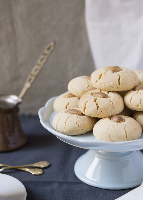 traditional libyan Ghraiba Grybai Cookies, Recipes From Libya, Libyan Culture Aesthetic, Libya Photography, Libyan Food, Ghadames Libya Old Town, Libya, Arabic Food, Biscuits