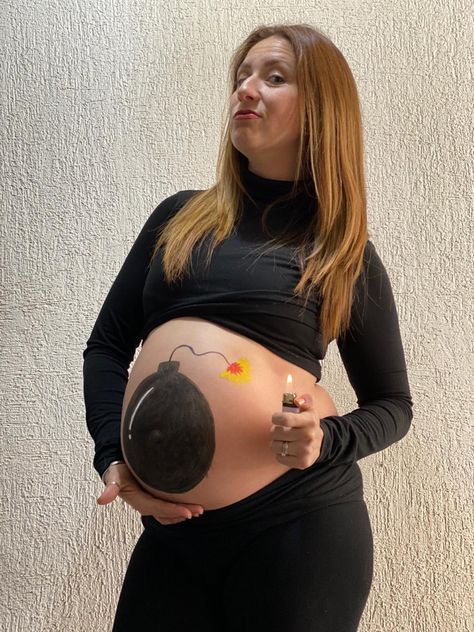 Painting pregnant, pintura de embarazo Belly Painting Pregnant Easy, Stomach Painting Pregnant, Painting On Pregnant Belly, Pregnant Painted Belly, Paint Pregnant Belly, Halloween Belly Painting Pregnant, Baby Belly Paintings, Body Painting Pregnant, Pregnant Belly Painting Ideas