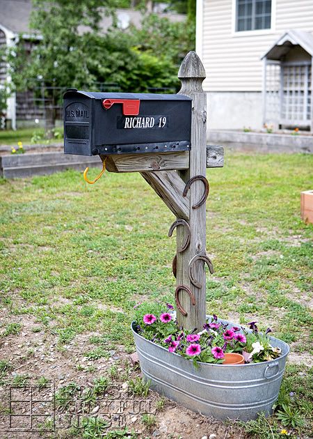 Vintage horseshoes are a cute (and lucky!) addition to a simple wooden mailbox post. Mailbox Plants, Mailbox Planter, Mailbox Flowers, Mailbox Garden, Mailbox Makeover, Wooden Mailbox, Mailbox Landscaping, Diy Mailbox, Mailbox Ideas