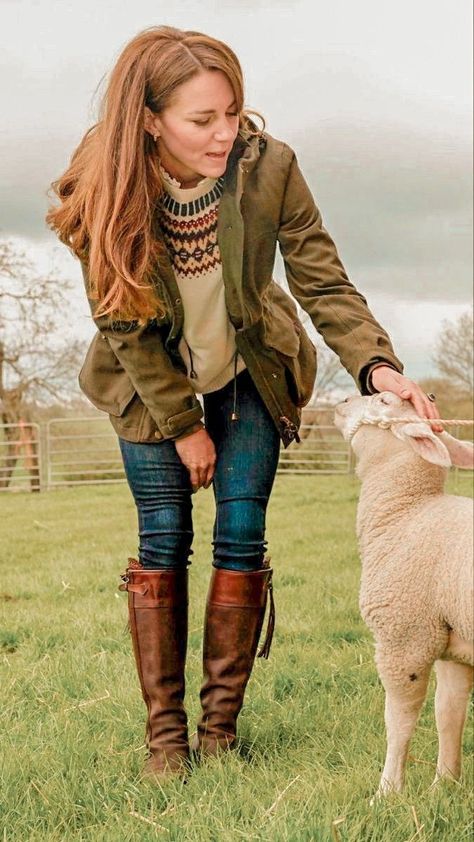 Mode Style Anglais, English Country Fashion, Countryside Outfit, Mode Country, Countryside Fashion, British Country Style, Kate Middleton Style Outfits, Looks Kate Middleton, Kate Middleton Outfits