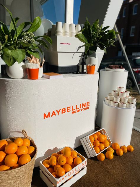 The Maybelline Curve Bar breakfast scene. Smoothie cups, power cubes and coffee to be served to guests as they arrive for a Body By Berner pilates class. #ServingFun to guests in Bondi 🧡 Smoothie Bar Design, Food Brand Activation, Smoothie Branding, Gin Activation, Luxury Brand Activation Ideas, Pop Up Cocktail Bar Design, Product Display Ideas, Drink Sampling Activation, Orange Branding