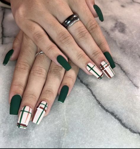 Green Burberry Nails, Green Plaid Nail Designs, Red And Green Plaid Nails, Tartan Nail Art, Green Plaid Nails, Nail Art Vert, Green Fall Nails, Burberry Nails, Plaid Nail Designs