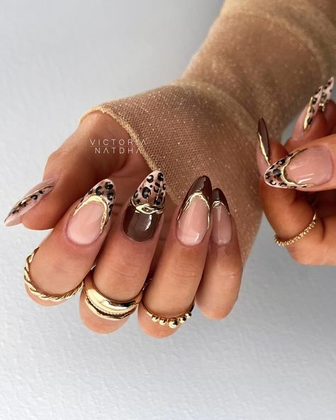 Leo-nails but make it extraaaa 😏✨🤎 Inspo: @gallinaz_nail ————————————————————————— ad/ @omnialuxeofficial products used: • Gel polish Chocotease • Gel polish Mark My Words • Gel polish Blackout • Fine Liner Dual 12/16mm Shop all from www.omnialuxe.se 🖤 ————————————————————————— #omnialuxe #naglarstockholm #thenailconnection #nailjunkie #thenailbabe #springnails #nailtop #nokti #unhas #vacationnails #nailproducts #nailsupplies #bossnails #nailart #nailartvideo #nailarttutorial #nailtutor... Nail Word Art, Fall Gel X Nail Designs, Australian Nails, November Nails Acrylic, Leo Nails, Acrylic Nails Almond Shape, Mark My Words, August Nails, Simple Acrylic Nails