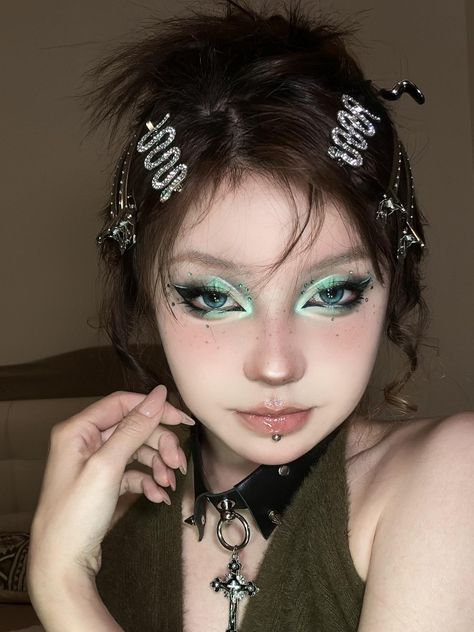 Oil Spill Makeup, Ulzzang Makeup Tutorial, Ulzzang Makeup, Hair Drawing, Oil Spill, Sea Creature, Halloween 2024, Eye Makeup Art, Makeup Art