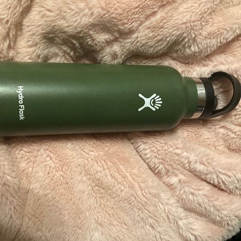 olive green hydroflask Olive Hydroflask, Green Hydro Flask, Green Hydroflask, Bday Wishlist, Hydro Flask, Autumn Aesthetic, Flask, Olive Green, Green