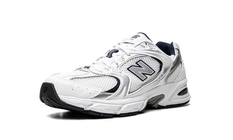 NEW BALANCE 530 New Balance 530 White Silver, New Balance 530 White, Grey New Balance, Retro Trainers, Sneaker Trend, Basket Noir, New Balance Men, White Mesh, 30th Anniversary