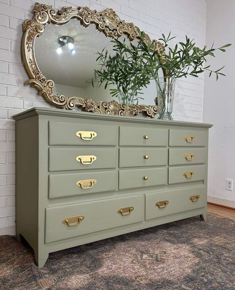 Green And Gold Vintage Bedroom, Green Wardrobe Bedroom, Refurbished Furniture Diy, Shabby Chic Green, Dresser Decor Bedroom, Fine Antique Furniture, Best Bedroom Colors, Refinishing Furniture Diy, Gold Furniture