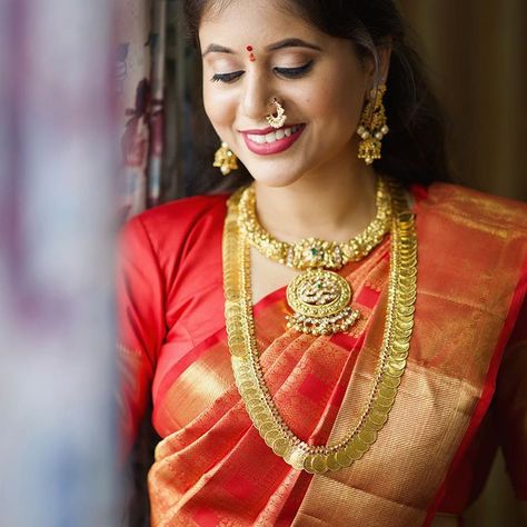 Engagement look for @swadeepa_reddy We did nude eyeshadow with a clean eyeliner for her eyes, HD base and coral-nude blush with red lips,… Clean Eyeliner, Kasula Peru, Indian Matrimony, Kasu Mala, Engagement Look, Long Haram, Bridal Jewelery, Gold Jewellry, Gold Necklace Indian