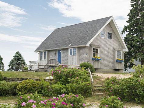 House Crush: A Cozy Little Beach Cottage in Maine Tiny Beach Cottage, Cozy Beach Cottage, Cottage Images, Beachfront Cottage, Tiny House Talk, A Small House, Country Cottage Decor, Bungalow House Plans, Beach Cottage Decor