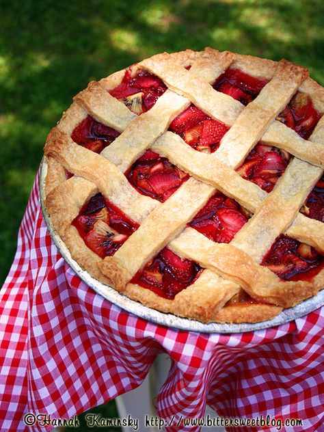 Stock Up on Strawberries Kiwi Tart, Kiwi Pie, Pie Vegetarian, Vegan Pies, Cooking Desserts, Roasted Strawberry, Strawberry Pie Recipe, Vegan Recipes Plant Based, Pie Pie