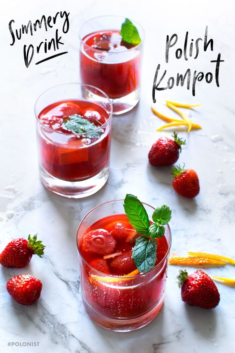 [Recipe in English] Polish Strawberry Kompot: so light and refreshing! #polonist #polishrecipes #strawberries #summerrecipes Fruit Drinks Recipes, Poland Food, Summer Lunches, Dried Pears, Fruit Cocktail, Strawberry Juice, Kampot, Easy Drinks, Fruit Cocktails