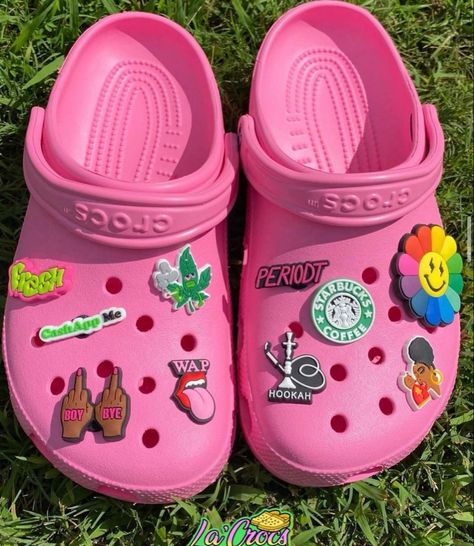 Pink Crocs Jibbitz Ideas, Pink Crocs With Charms, Pink Crocs With Jibbitz, Pink Crocs Aesthetic, Crocs With Jibbitz, Crocs Aesthetic, Crocs With Charms, Crocs Slippers, Shoes Decoration