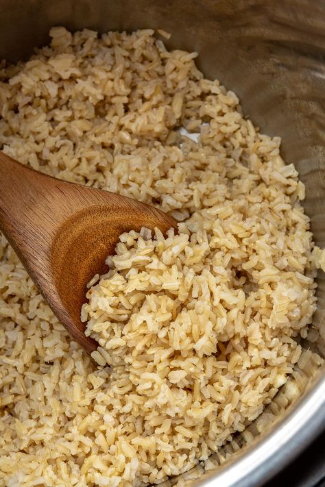 This foolproof Instant Pot brown rice is so easy and makes perfect, flavorful brown rice every time! #instantpot #pressurecooker #brownrice #healthyrecipes #healthysidedish #rice Flavorful Brown Rice, Pasta In Instant Pot, Pressure Cooker Brown Rice, Instant Pot Rice, Rice On The Stove, Vegan Paleo Recipes, Brown Rice Pasta, Gluten Free Sides, Lunch Appetizers