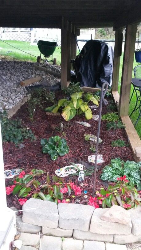 Under deck shade garden with mixed colored mulch.  Planted late this year can't wait till next year in full bloom. Under Deck Landscaping, Marigolds In Garden, Deck Landscaping, Deck Shade, Garden Swing Seat, Vegetable Garden Tips, Under Decks, Deck Paint, Yard Work