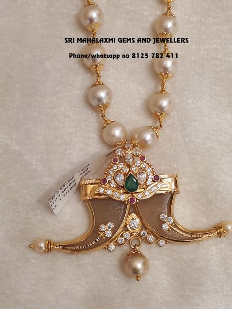 Pure South sea pearls chain in 22 kt Gold Rs 41000 Plus Locket Rs 40000. Visit for full variety contact no 8125 782 411 Floor Showroom, Nails Maroon, Kids Gold Jewelry, Ideas For Nails, Gold Pearl Jewelry, Gold Jewelry Outfits, Pearl Jewelry Design, Gold Jewelry Simple Necklace, Gold Necklace Indian Bridal Jewelry