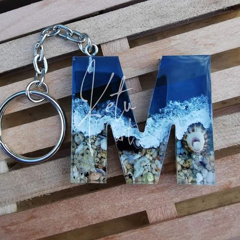 Epoxy Keychain Ideas, Heart Diy Crafts, Resin Pendant Diy, قلادات متدلية, Resin And Wood Diy, Art Coquillage, Resin Crafts Tutorial, M Letter, Cute Fall Wallpaper