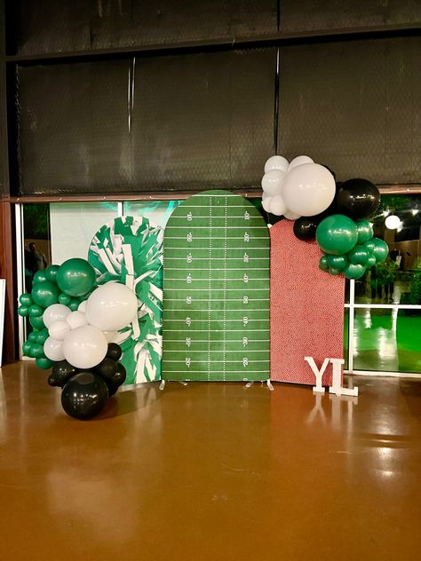 Football Cubicle Decorations, Football Banquet Backdrop, Superbowl Photo Backdrop, Football Backdrop Ideas, Football Photo Backdrop, Football Balloon Arch, Football Balloon Garland, Sports Balloons, Football Party Backdrop