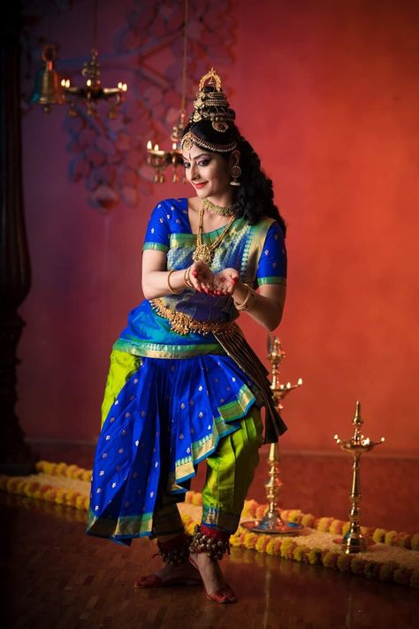 Antic Jewellery, Bharatanatyam Costume, Bharatanatyam Dancer, Indian Classical Dancer, Bharatanatyam Poses, Dance Of India, Classical Dress, Pretty Dresses Casual, Indian Women Painting