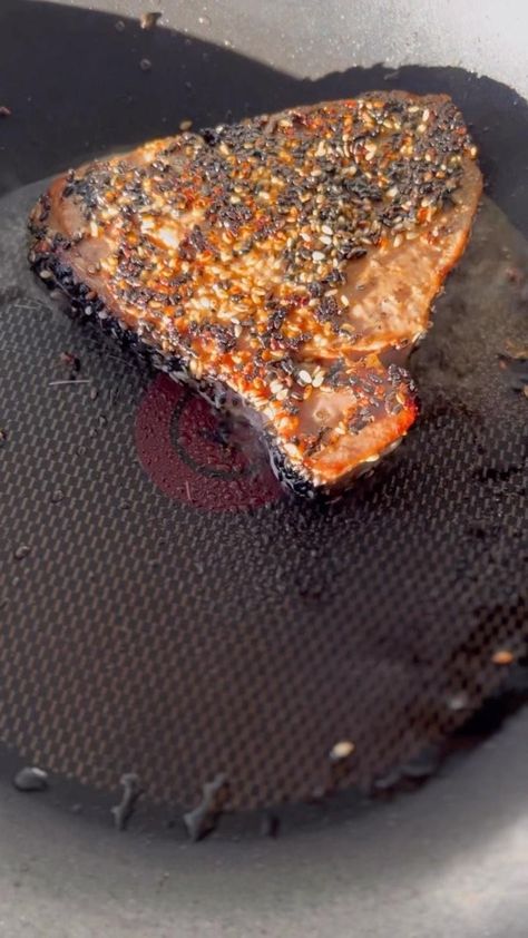 Sesame Seed Crusted Tuna Recipe https://resepmamiku.com/en/sesame-seed-crusted-tuna-thebukharigirls Sesame Seed Tuna Steak, Marinated Tuna Steak, Steak On Stove, Sesame Crusted Tuna, Seared Tuna Steaks, Raw Tuna, Tuna Recipe, Candida Recipes, Tuna Steak