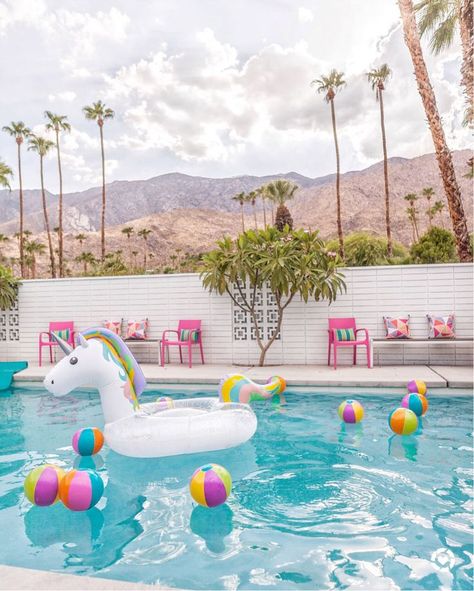 Pretty in Pink Palm Springs Acme House Company, Laura Lily Travel Blog, Palm Springs Party, Palm Springs Pool, Palm Springs Aesthetic, Palm Springs Bachelorette, Party Swimming Pool, Palm Springs Style, Pool Party Decorations, Cool Swimming Pools, Pool Birthday