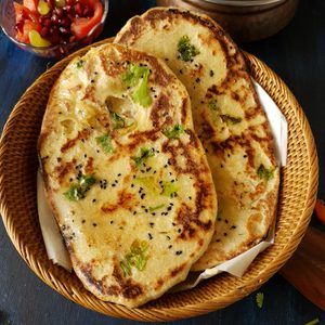 Breakfast Ideas With Bread, Bread Dinner Recipes, Naan And Curry, Chapati Bread, Naan Recipes, Garlic Naan Recipe, Breakfast Snap, Crispy Flatbread, Bread Dinner