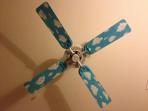 Boring white ceiling fan to fun in less than 2 hours! 1. Disassemble the blades. 2. Paint the blades with sky blue acrylic paint. 3. Wait for paint to dry (about 45 minutes). 4. Use a small brush to paint fluffy clouds of different shapes and sizes. 5. Spray with acrylic paint sealer in matte or gloss. 6. Wait 1 hour for sealer to dry. 7. Reassemble and enjoy! Painted Ceiling Fan Blades Aesthetic, Painted Ceiling Fans, Ceiling Fan Painting Ideas, Fan Painting Ideas, Painted Fan Blades, Cieling Fans, Fan Blade Art, Ceiling Fan Art, Fan Painting