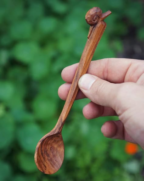 Big Snail, Wood Whittling, Wooden Spoon Carving, Wood Spoon Carving, Whittling Projects, Simple Wood Carving, Wood Carving For Beginners, Carved Spoons, Green Woodworking