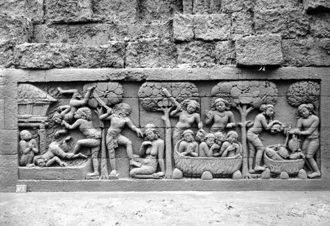 The Karmavibangga scene on Borobudur's hidden foot, on the right depicting sinful act of killing and cooking turtles and fishes, on the left those who make living by killing animals will be tortured in hell, by being cooked alive, being cut, or being thrown into burning house. Relief Candi, Ajanta Ellora, Natural Architecture, Borobudur Temple, Ancient Indian Architecture, Archaeological Discoveries, Asian History, Relief Sculpture, 2nd Anniversary