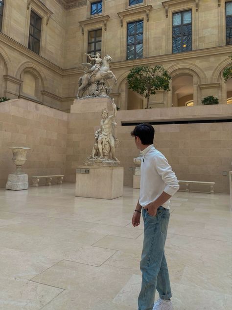 Posing In Museum, Museum Picture Ideas, Paris Photo Ideas, Amsterdam Photos, Instagram Men, Paris Aesthetic, Louvre Museum, Paris Photography, Paris Photos