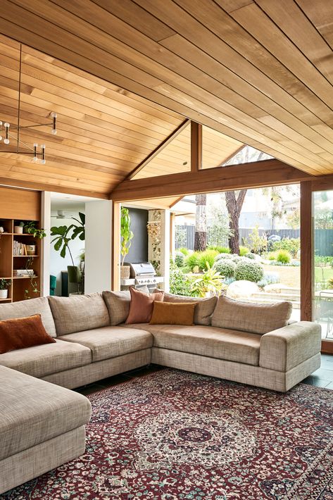 A Mid-Century Inspired Home In Torquay, VIC, Surprises Mcm Living, Decluttering Tips, Charleston Homes, Coastal Living Rooms, Mid Century Modern Living Room, Mid Century Modern Interiors, Vaulted Ceilings, Interior Renovation, A Fresh Start