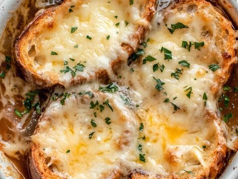 Crockpot French Onion Soup - A Warm, Savory, and Cheesy Bowl of Comfort That Will Keep You Returning - NewsBreak Inspired Taste French Onion Soup, Crockpot French Onion Soup, Chicken Corn Chowder Recipe, Warm Meals, Vegetable Dumplings, Apple Salad Recipes, French Onion Soup Recipe, Corn Chowder Recipe, Creamy Potato Soup