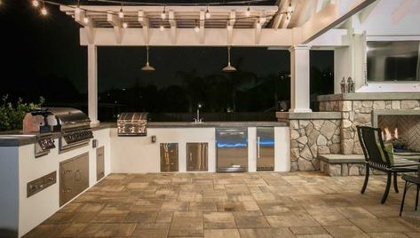 Stucco Outdoor Kitchen, City Patio, Space Construction, California Outdoor, Kitchen Construction, Outdoor Kitchen Cabinets, Living Area Design, Outdoor Dining Room, Stone Kitchen