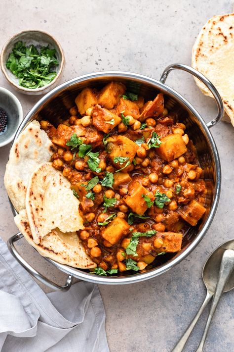 Chickpea And Potato Recipes, Vegan Recipes Potato, Vegan Potato Dinner, Potato And Chickpea Curry, Curry Potatoes, Cauliflower And Chickpea Curry, Chickpea And Potato Curry, Vegan Potato Recipes, Chickpea Recipe