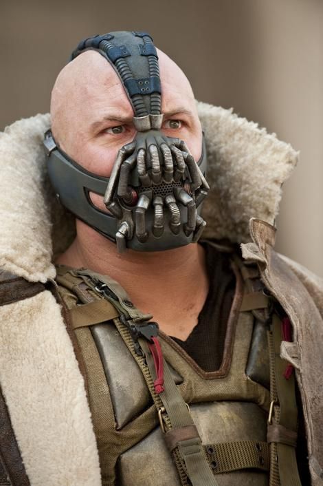 In The Dark Knight (2012) the main villain Bane played by Tom Hardy says the line "Nobody cared who I was until i put on the mask". This is a subtle reference to how nobody cared who was Tom Hardy before The Dark Knight. Bane Costume, Batman Et Catwoman, Bane Mask, Tom Hardy Bane, Bane Batman, Erika Eleniak, Batman Inspired, Dark Knight Rises, Slow Internet