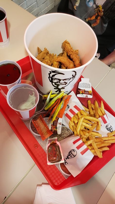 KFC instagram story Snapchat Story Quotes, Kfc Snapchat, Kfc Snapchat Story, Kfc Snap, Kfc Fried Chicken, Eid Adha, Food Snap, Food Captions, Sleepover Food