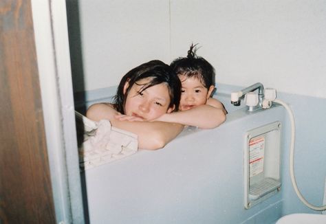 Japanese family bath Japanese Family Photography, Japanese Family Aesthetic, Kpop Dream, Minimalist Japanese, Japanese Photography, Bad Feeling, Japanese House, Single Mothers, Colour Photograph