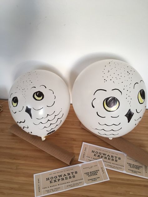 Hogwarts and Hedwigs - a Harry Potter trip reveal - PepperPot Crafts Hedwig Balloon, Owlery Harry Potter, Diy Hedwig, Trip Reveal Ideas, Harry Potter Trip, Harry Potter Balloons, Harry Potter Invitations, Disney Tickets, Easy Art For Kids