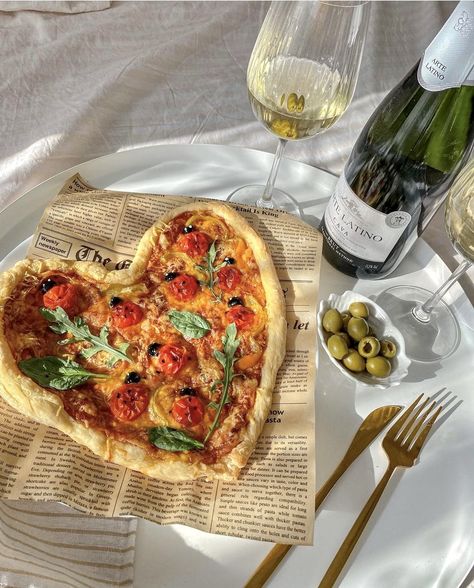 Wine And Pizza, Neopolitan Pizza, Pizza Gifts, Heart Shaped Pizza, Pizza Night, Cute Food, Aesthetic Food, Food Photo, A Heart