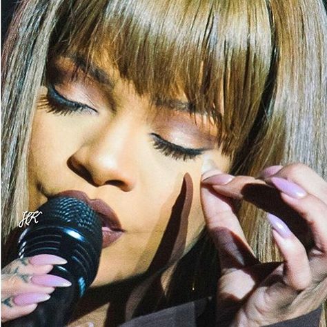 This color ❤️❤️❤️❤️ #rihnails #rihpost @hk_details Rihanna 2000's, Rihanna Video, Best Of Rihanna, Rihanna Looks, Rihanna Riri, Medium Brown Hair, Rihanna Style, Bad Gal, Rihanna Fenty