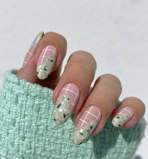 Aesthetic Nails Green, Nail Art Gel Nails, Art Gel Nails, Daisy Nail Art, Mint Green Nails, Mint Nails, Evil Eye Nails, Fall Nail Inspo, Hands Nails