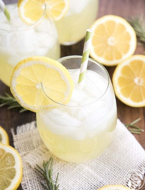 Rosemary Lemonade Master Cleanse Recipe, Rum Sour, Rosemary Lemonade, Mango Margarita Recipe, Detox Lemonade, Sugar Free Lemonade, Lemon Detox, Homemade Detox, Summertime Drinks