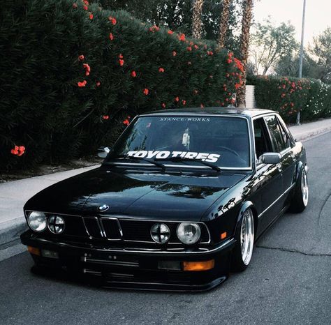 BMW E28 #stanceworks Old Bmw Cars, Bmw E28 M5, E28 Bmw, Bmw 635 Csi, Bmw Old, Bmw 635, Old Bmw, Bmw E24, Bmw E9