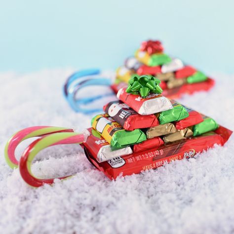 candy sled with chocolate bars and candy canes in snow Chocolate Bar Sled Candy Sleigh, Candy Bar Sleigh, Candy Sled, Candy Cane Sled, Candy Sleighs, English Toffee Recipe, Cane Decorations, Best No Bake Cookies, Candy Sleigh