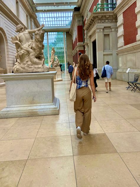 Art Museum Outfit Winter, Met Museum Nyc Outfit, The Met Museum Aesthetic, New York Art Museum Aesthetic, Metropolitan Museum Of Art Photoshoot, Nyc Art Museums, Metropolitan Museum Of Art Aesthetic, Metropolitan Museum Of Art New York Aesthetic, Museum Photoshoot