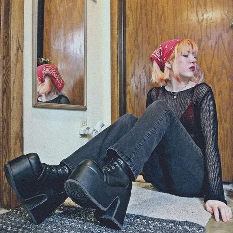 demonia boots outfit model lizzy_andr3 on instagram Demonia Stack 301 Outfit, Chunky Platform Outfit, Casual Demonia Outfit, Demonia Boots Outfit Aesthetic, Platform Boots Casual Outfit, Goth Platform Boots Outfit, Platform Boots Outfit Casual, Demonia Shaker Outfit, Platform Demonia Outfit