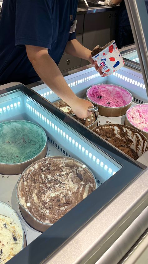 Baskin Robbins Aesthetic, Baskin Robbins Ice Cream, Streak Ideas, Sokcho, Baskin Robbins, Ice Cream Shop, Food Is Fuel, South Korea, Vision Board