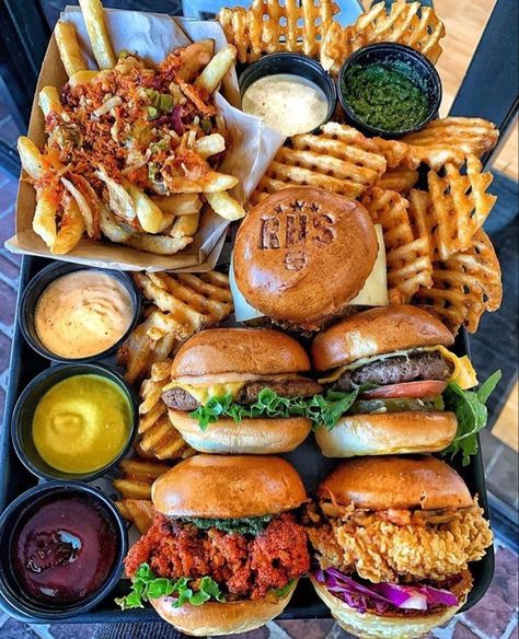 Burgers And Fries, Food Goals, Tag A Friend, Food Cravings, I Love Food, Yummy Snacks, Amazing Food, Aesthetic Food, Food Photo