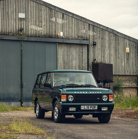 drool at the beguiling beauty that oozes from this 1 of 25 made, 1994 Range Rover LSE Autobiography. Is there anything quite as stunning as Range Rover Classic! 🚗 @silverstoneauctions 📷 @alankennyphotography #landrover #RangeRover #RangeRoverClassic #landroverphotoalbum #Oldrovers Old Range Rover, Range Rover Aesthetic, Rover Aesthetic, Range Rover V8, Range Rovers, Range Rover Classic, Valentine Photography, Land Rovers, Top Gear