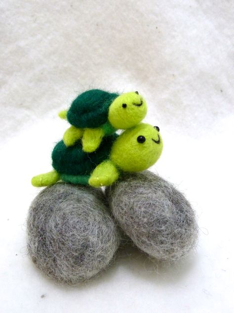 needle felted turtles Felt Turtle, Clever Kids, Fun Projects For Kids, Easter Bunny Crafts, Plushie Patterns, Needle Felting Projects, Cute Turtles, Nautical Nursery, Bunny Crafts